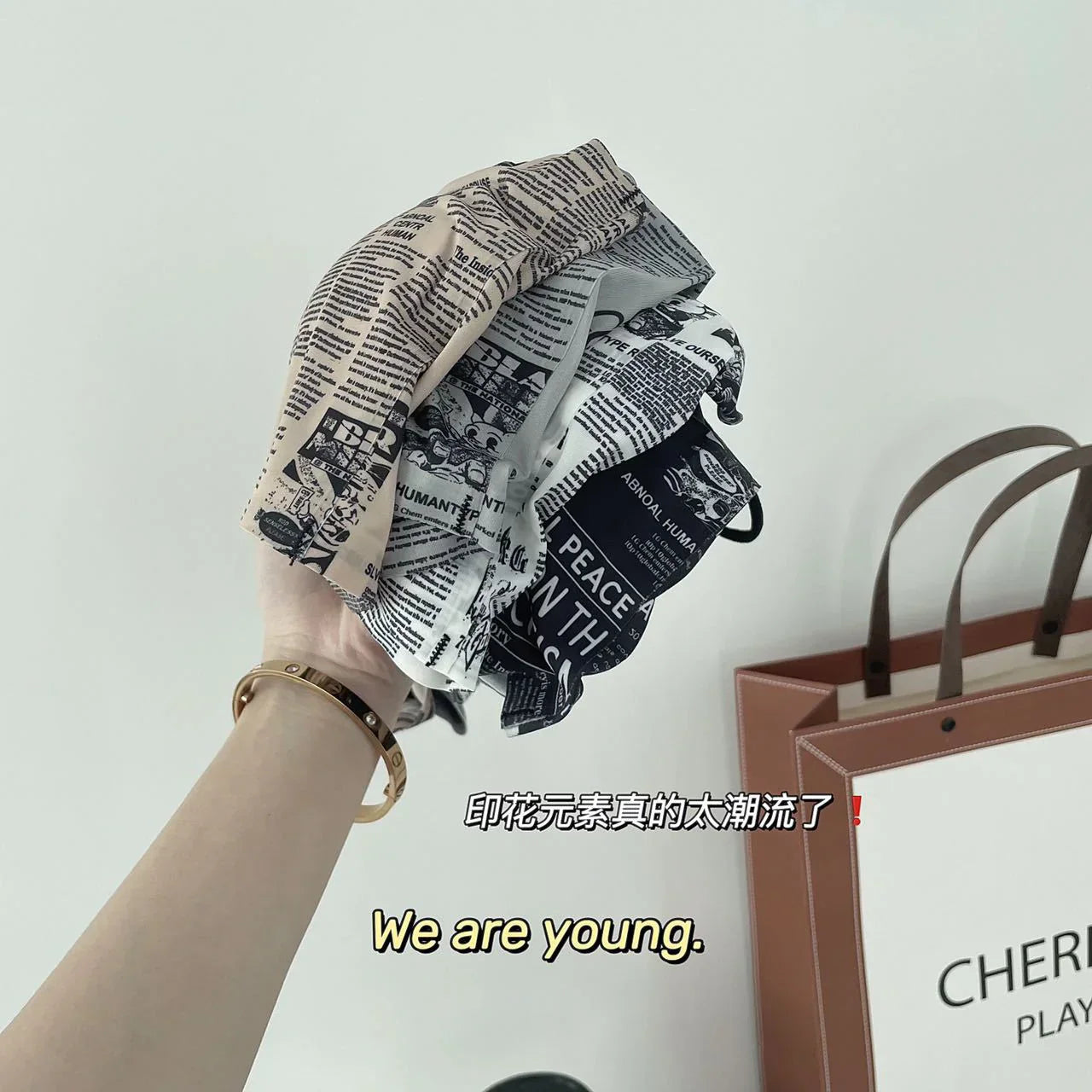 Trendy Newspaper Print Seamless Ice Silk Back Wrap Bra with Padded Comfort